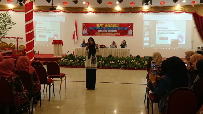 Bupati Mojokerto Ikfina Fahmawati saat memberikan sambutan didepan peserta rakor di Jimbaran resto.(Blok-a.com/Syahrul Wijaya)