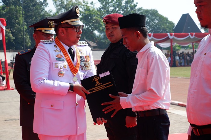 Pj Wali Kota Mojokerto menyerahkan remisi umum kepada narapidana lapas mojokerto.(dokumen lapas)