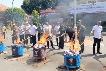 Pemusnahan barang bukti rokok ilegal di halaman pendopo Graha Maja Tama.(Blok-a.com/Syahrul Wijaya)
