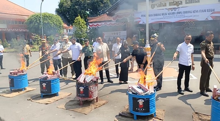 Pemusnahan barang bukti rokok ilegal di halaman pendopo Graha Maja Tama.(Blok-a.com/Syahrul Wijaya)