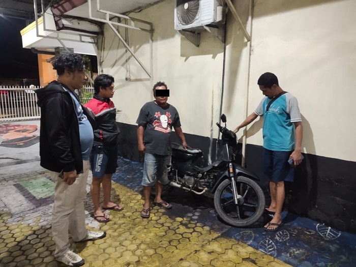 Tersangka AP, warga dusun Gedangkulut, Cerme, Gresik ditangkap unit reskrim Polsek Cerme atas kasus pencurian motor tetangganya. 