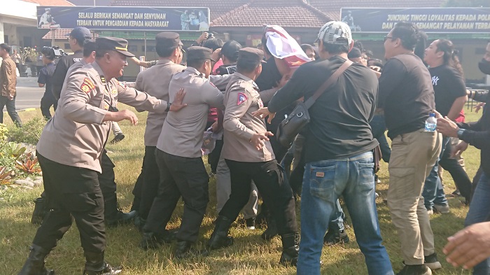 Simulasi pengamanan Pilkada serentak di halaman Polres Mojokerto kota.(Blok-a.com/Syahrul Wijaya)