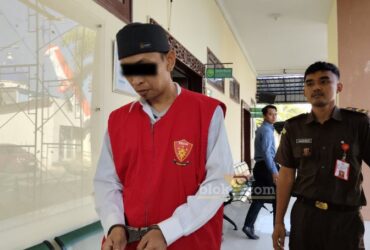 Terdakwa Ragil Santoso terdakwa penggadai emas palsu warga asal Pasuruan.(blok-a.com/ivan)