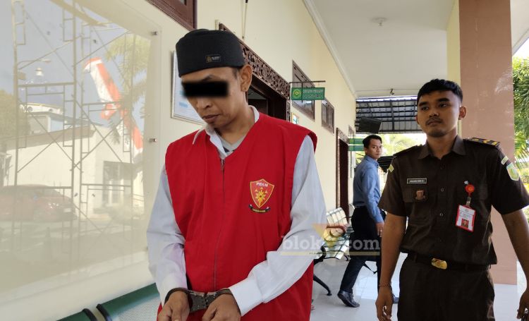 Terdakwa Ragil Santoso terdakwa penggadai emas palsu warga asal Pasuruan.(blok-a.com/ivan)