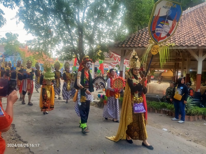 Penampilan siswa SMAN 1 Magetan di Pawai Budaya Pemkab Magetan 2024.