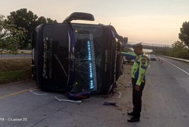 Kondisi Bus pariwisata yang terlibat kecelakaan di ruas tol Jomo.(Dokumen Ditlantas Polda Jatim)