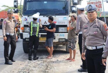 Satlantas Polres Gresik menindak truk pengangkut limestone yang kedapatan tidak menggunakan penutup muatan di sepanjang jalur utama.