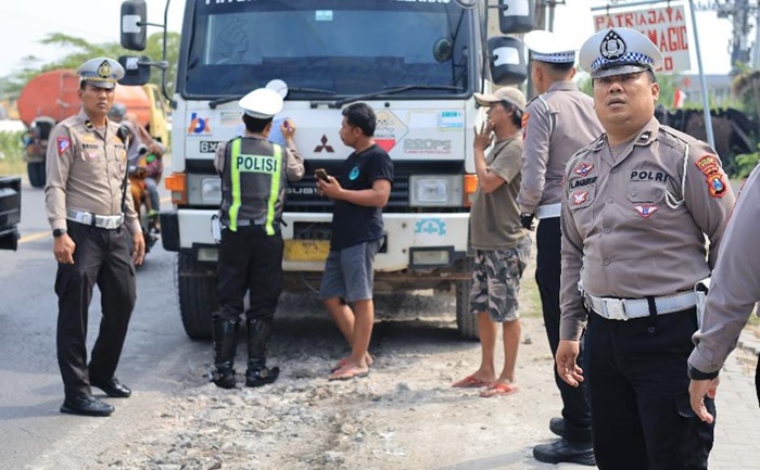 Satlantas Polres Gresik menindak truk pengangkut limestone yang kedapatan tidak menggunakan penutup muatan di sepanjang jalur utama.