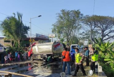 Minyak goreng yang tumpah di jalan raya Jetis.(Blok-a.com/Syahrul Wijaya)