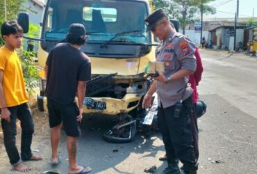 Kondisi motor dan truk usai tabrakan.(Blok-a.com/Syahrul Wijaya)