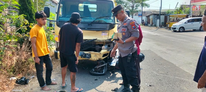 Kondisi motor dan truk usai tabrakan.(Blok-a.com/Syahrul Wijaya)