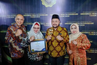 Bupati Gresik Fandi Akhmad Yani bersama Wabup Aminatun Habibah didampingi Kadinkes Gresik dr. Mukhibatul Khusnah, dan Kacab BPJS Kesehatan Gresik Janoe Tegoeh Prasetijo.