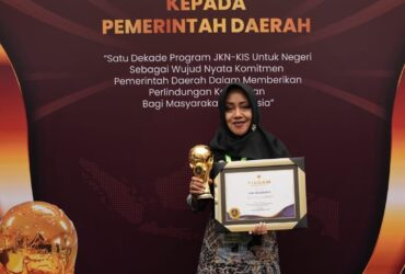 Bupati Mojokerto Ikfina Fahmawati menerima penghargaan UHC dari wapres Ma'ruf Amin.(dokumen BPJS kesehatan Mojokerto)