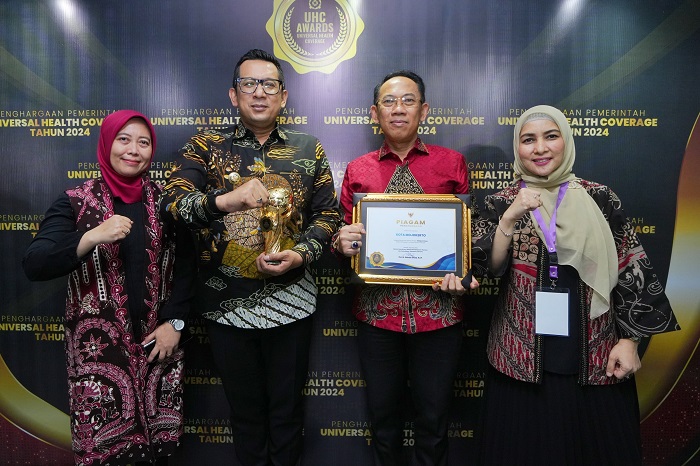 Pj Walikota Mojokerto M. Ali Kuncoro menerima penghargaan UHC dari Kemenko PMK RI yang diserahkan langsung oleh wapres Ma'ruf Amin.(dokumen Kominfo kota Mojokerto)
