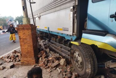 Kondisi Truk setelah menabrak rumah warga di Trowulan, Mojokerto.(Blok-a.com/Syahrul Wijaya)