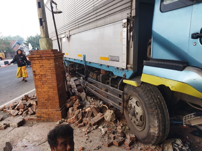 Kondisi Truk setelah menabrak rumah warga di Trowulan, Mojokerto.(Blok-a.com/Syahrul Wijaya)