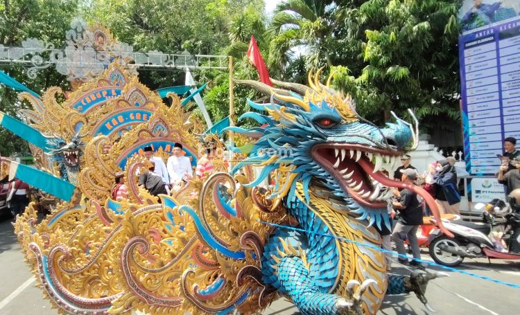 Pasangan Bupati dan Wakil Bupati, Yani-Alif mendaftar ke KPU Gresik menaiki kereta Naga.(blok-a.com/Ivan)
