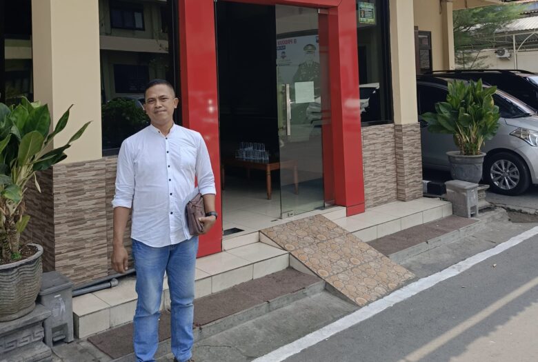teks: Hadi Purwanto usai pemeriksaan di kantor Satreskrim Polres Mojokerto.(blok-a.com/Syahrul Wijaya)