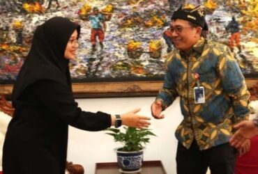 Caption : Bupati Ipuk saat bertemu dengan Direktur Utama PT INKA (Persero), Eko Purwanto, (foto Humas Pemkab Banyuwangi).