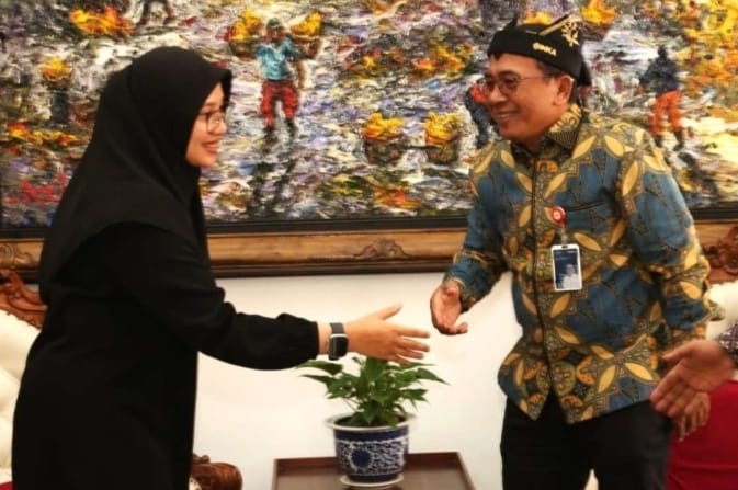 Caption : Bupati Ipuk saat bertemu dengan Direktur Utama PT INKA (Persero), Eko Purwanto, (foto Humas Pemkab Banyuwangi).
