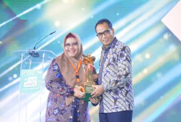 Teks foto 1 : Wakil Bupati Gresik Aminatun Habibah saat menerima penghargaan Wahana Tata Nugraha (WTN) dari Menteri Perhubungan RI Budi l.