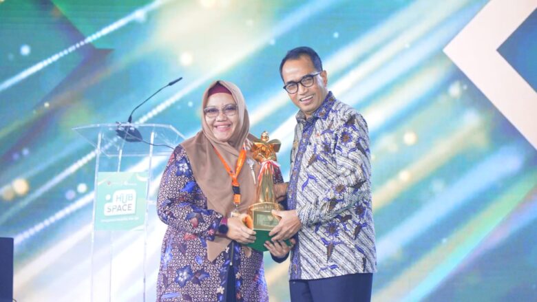 Teks foto 1 : Wakil Bupati Gresik Aminatun Habibah saat menerima penghargaan Wahana Tata Nugraha (WTN) dari Menteri Perhubungan RI Budi l.
