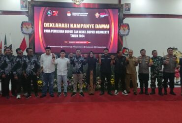 teks: Deklarasi damai kedua pasangan calon bupati Mojokerto di kantor KPU Mojokerto.(Blok-a.com/Syahrul Wijaya)