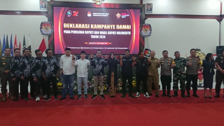 teks: Deklarasi damai kedua pasangan calon bupati Mojokerto di kantor KPU Mojokerto.(Blok-a.com/Syahrul Wijaya)