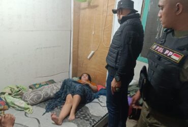 Teks foto : Pasangan bukan suami istri dipergoki Satpol PP Gresik sedang rebahan di kamar Cafe Yellow Tlogo Ngipik.(blok-a.com/ivan)