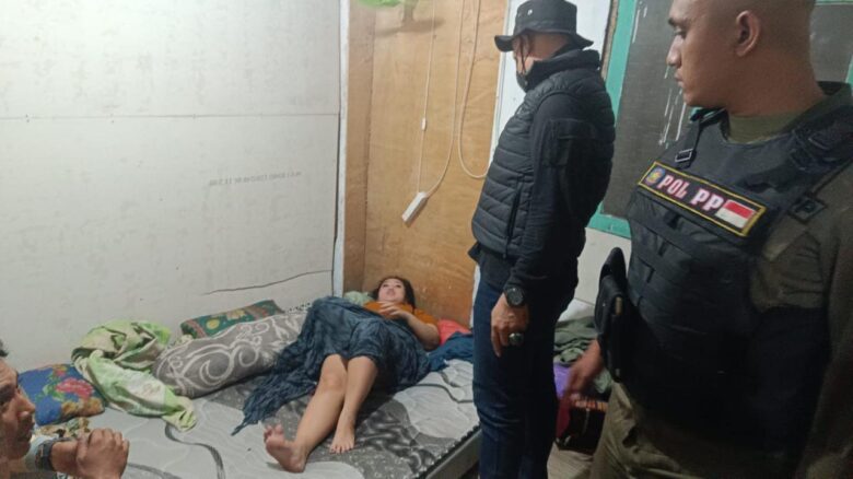 Teks foto : Pasangan bukan suami istri dipergoki Satpol PP Gresik sedang rebahan di kamar Cafe Yellow Tlogo Ngipik.(blok-a.com/ivan)