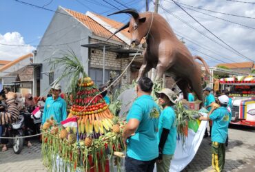 Gunungan tumpeng hasil bumi dan ogoh-ogoh hewan meriahkan karnaval Sedekah Bumi Dusun Mojotengah, Menganti, Gresik