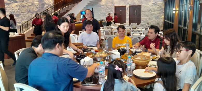 Sejumlah relasi menikmati sajian di Rumah Makan Seafood Kurnia, dalam soft opening di Jalan Kombes Pol Duriyat, Kaliasin, Tegalsari, Surabaya, yang dilengkapi sarana bermain, musalla, VIP and room karaoke, outdoor serta indoor.