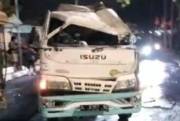 Teks: Kondisi truk tangki setelah terjadi kecelakaan di simpang empat Gajahmada.(Blok-a.com/Syahrul Wijaya)