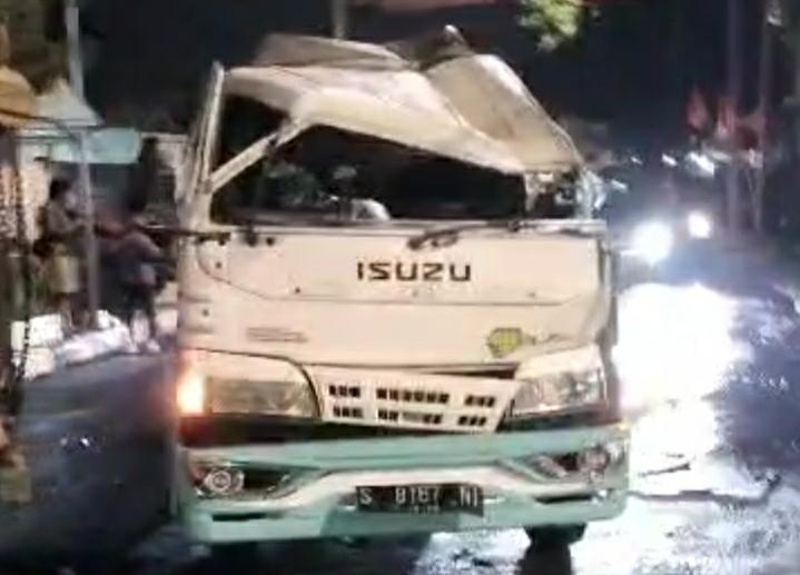 Teks: Kondisi truk tangki setelah terjadi kecelakaan di simpang empat Gajahmada.(Blok-a.com/Syahrul Wijaya)