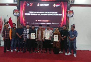 teks: Penetapan calon bupati dan wakil bupati peserta pilkada oleh ketua KPU kabupaten Mojokerto.(Blok-a.com/Syahrul Wijaya)