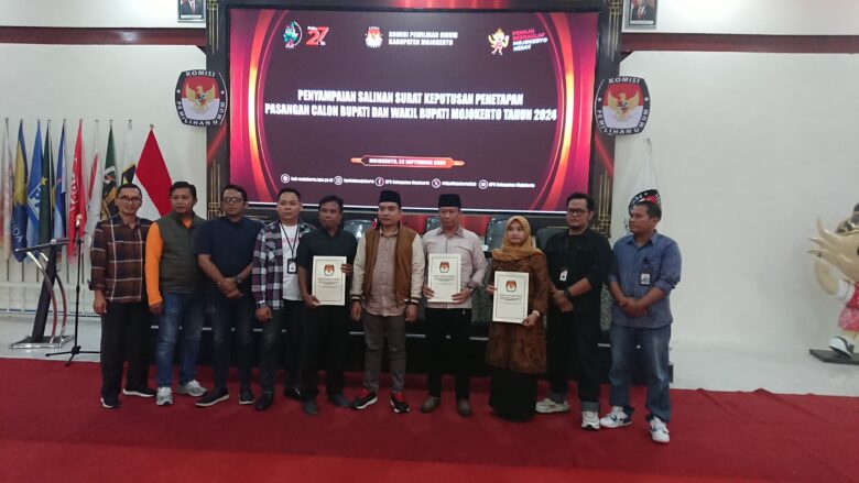 teks: Penetapan calon bupati dan wakil bupati peserta pilkada oleh ketua KPU kabupaten Mojokerto.(Blok-a.com/Syahrul Wijaya)