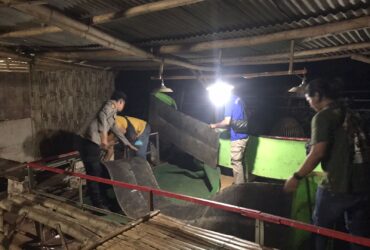 Teks foto : Petugas Polisi membongkar arena judi sabung ayam di Sidayu Gresik (blok-a/ Ivan)