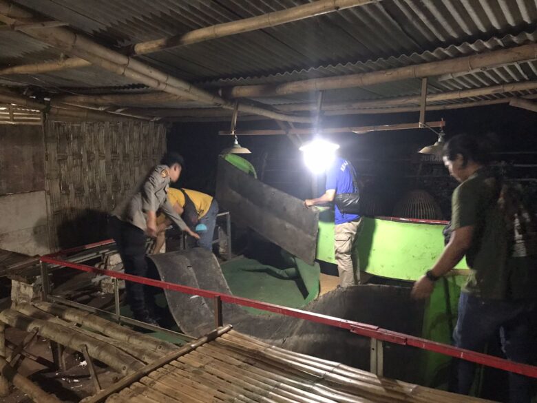 Teks foto : Petugas Polisi membongkar arena judi sabung ayam di Sidayu Gresik (blok-a/ Ivan)