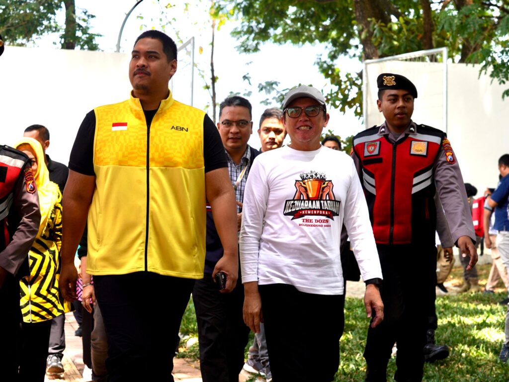 Menteri Pemuda dan Olahraga (Menpora), Dito Ariotedjo didampingi Pj Bupati Bojonegoro, Adriyanto membuka secara resmi Kejuaraan Tarkam