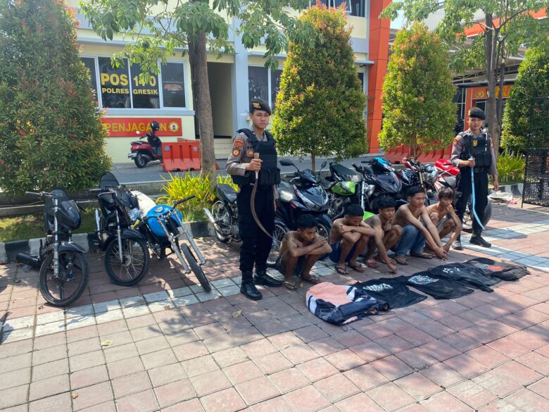 Teks foto : Gerombolam pemuda yang hendak balap liar dan bawa sajam diamankan di Mapolres Gresik. (Bloo-a.com/ivan)