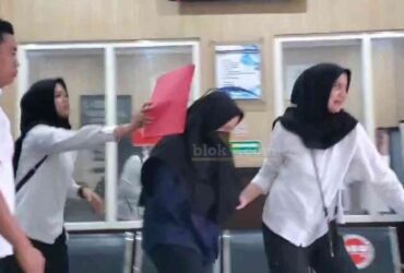 Briptu FN di Kantor kejaksaan negeri Kota Mojokerto.(Blok-a.com/Syahrul Wijaya)