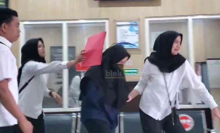 Briptu FN di Kantor kejaksaan negeri Kota Mojokerto.(Blok-a.com/Syahrul Wijaya)