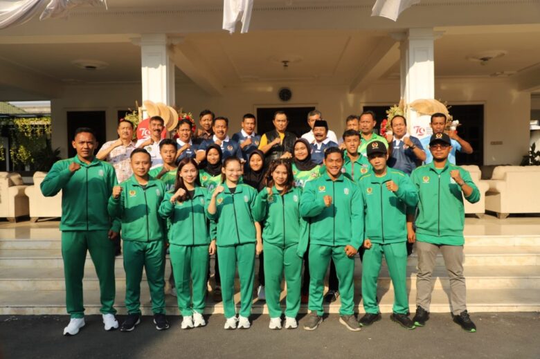 Mas Pj Bupati Jombang bersama Kepala dispudporapar, ketua dan pengurus KONI, foto bareng atlet PON Jombang.(Dokumen Koni)