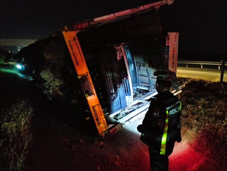Truk yang mengalami kecelakaan di tol Jomo.(dokumen unit 3 PJR)