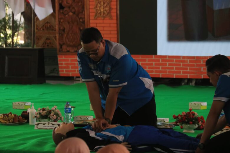 Pelatihan BLS di pendopo Kabupaten Mojokerto.(dokumen Kominfo)