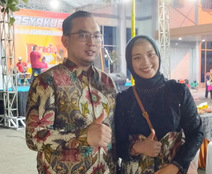 Dr. H. Rambo Garudo, M.Kes., foto bersama Istrinya.(Blok-a.com/Syahrul Wijaya)