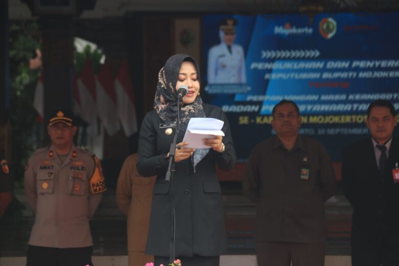 Bupati Mojokerto mengukuhkan Anggota BPD di halaman kantor Pemkab.(Dokumen Kominfo)
