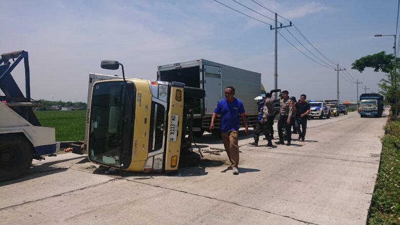 Kondisi truk engkel box yang terguling di jalan raya bangsal-mojoanyar.(blok-a.com/Syahrul Wijaya)