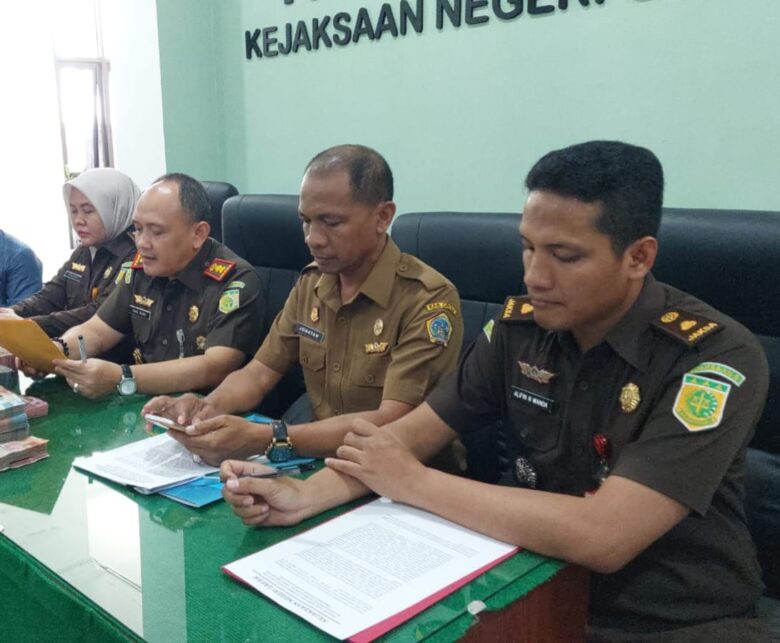 Kajari Gresik respons langsung dugaan mark up harga beras CSR Desa Roomo, Manyar, Gresik tak layak konsumsi.