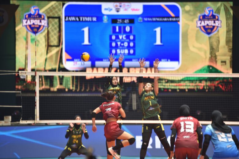 Tim Voli Putri Jatim melawan tim voli NTB dalam laga perdana.